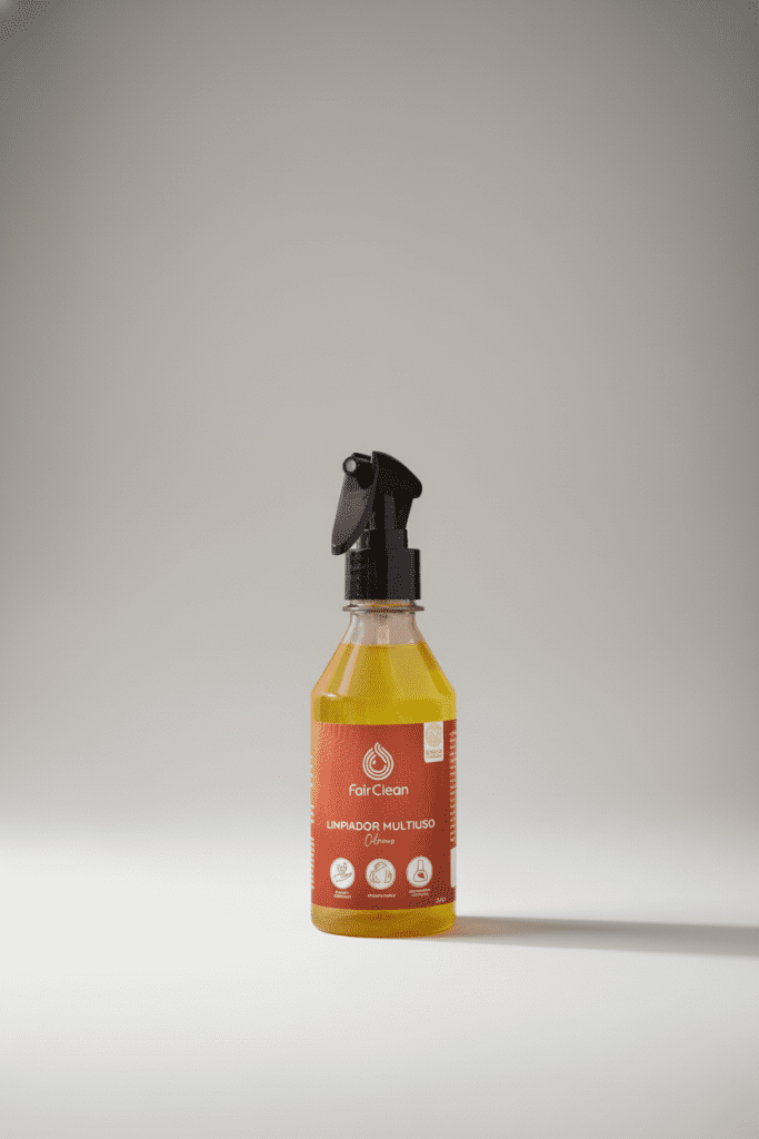 (Foto Hecha Con Gemini) - ¿Necesitas un limpiador multiuso fresco y natural?, FairClean tiene una solución para vos, elaborado a partir de acido acético y cascaras naturales.